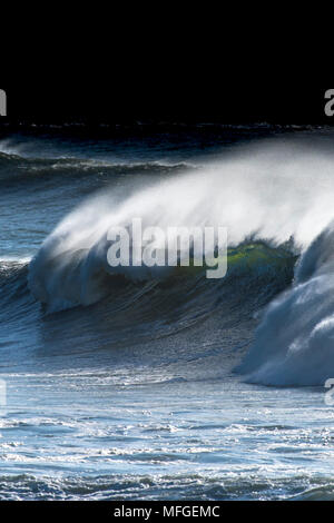 Onde potenti a Fistral a Newquay in Cornovaglia. Foto Stock