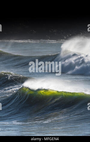 Grandi onde a Fistral Beach in Newquay in Cornovaglia. Foto Stock