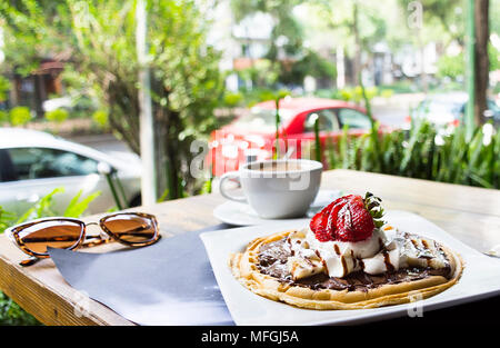 La colazione il sabato, cialde con gelato e caffè Foto Stock