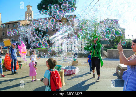 Street performance, un suonatore ambulante gigante di soffiaggio bolle di sapone con loop , roma, Italia Foto Stock