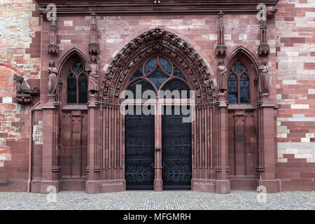 Dettagli degli esterni della cattedrale di Basilea Munster, la città di Basilea, il Cantone di Basilea Città, Svizzera, Europa Foto Stock