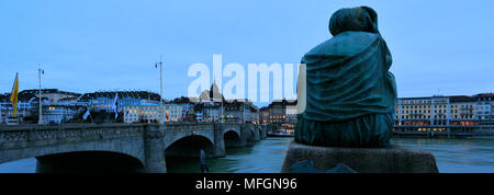 Crepuscolo, la statua di Helvetia, Mittlere Brücke ponte, sul fiume Reno, la città di Basilea, il Cantone di Basilea Città, Svizzera, Europa Foto Stock