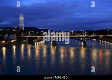 Vista del tramonto oltre il ponte Wettsteinbrucke, il fiume Reno, la città di Basilea, il Cantone di Basilea Città, Svizzera, Europa Foto Stock