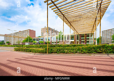 Elementry school in un quartiere con grandi edifici appartamento in background su una soleggiata giornata estiva, nessun popolo. Distretto Palenstein, Zoetermeer Foto Stock