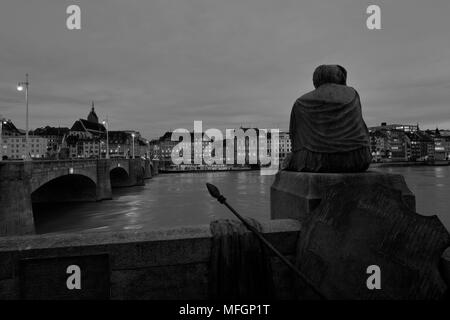 Crepuscolo, la statua di Helvetia, Mittlere Brücke ponte, sul fiume Reno, la città di Basilea, il Cantone di Basilea Città, Svizzera, Europa Foto Stock