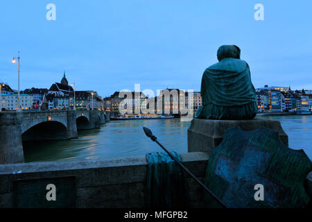 Crepuscolo, la statua di Helvetia, Mittlere Brücke ponte, sul fiume Reno, la città di Basilea, il Cantone di Basilea Città, Svizzera, Europa Foto Stock