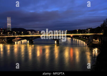 Vista del tramonto oltre il ponte Wettsteinbrucke, il fiume Reno, la città di Basilea, il Cantone di Basilea Città, Svizzera, Europa Foto Stock