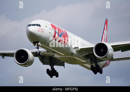 TAM Airlines è il marchio brasiliano del gruppo LATAM Airlines. LATAM Boeing 777 PT-MUJ atterraggio all'aeroporto di Londra Heathrow. Il tappeto rosso magico Foto Stock