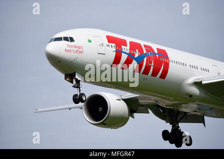 TAM Airlines è il marchio brasiliano del gruppo LATAM Airlines. LATAM Boeing 777 PT-MUJ atterraggio all'aeroporto di Londra Heathrow. Il tappeto rosso magico Foto Stock
