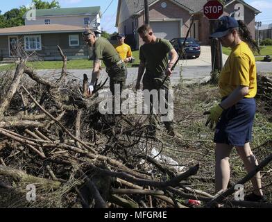 Stati Uniti Marines e marinai paesaggio condotta durante una relazioni comunitarie evento, Aprile 23, 2018, 23 aprile 2018. Durante la settimana della marina di New Orleans, Marines e marinai sono dedicati a supportare le comunità. (U.S. Marine Corps photo by Lance Cpl. Samuel Lyden). () Foto Stock