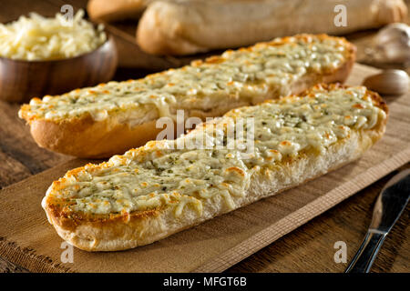 Tostato delizioso pane all'aglio con la mozzarella formaggio ed erbe aromatiche. Foto Stock