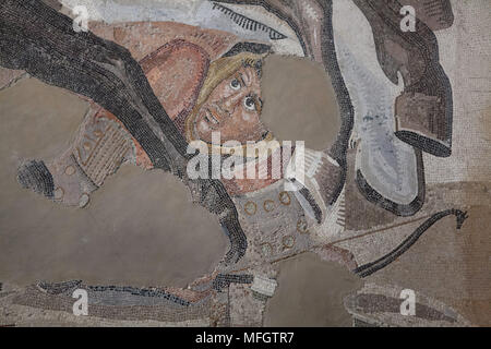 Caduto il guerriero persiano durante la battaglia tra Alessandro Magno e re Dario raffigurati in mosaico Alexander dalla Casa del Fauno (Casa del Fauno) a Pompei, ora esposti nel Museo Archeologico Nazionale (Museo Archeologico Nazionale di Napoli) in Napoli, campania, Italy. Alessandro il Grande è rappresentato attacca re Dario durante una delle battaglie decisive nella conquista dell'Oriente, probabilmente la battaglia di Isso (333 BC), la battaglia del fiume Granicus (334 BC) o la Battaglia di Gaugamela (331 BC). Foto Stock