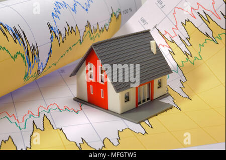 Modello di casa in piedi sul business finanziario grafico Foto Stock