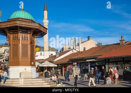 Il Sebilj, uno stile Ottomano fontana di legno, Bascarsija Square, Bascarsija (il quartiere vecchio), Sarajevo, Bosnia ed Erzegovina, Europa Foto Stock