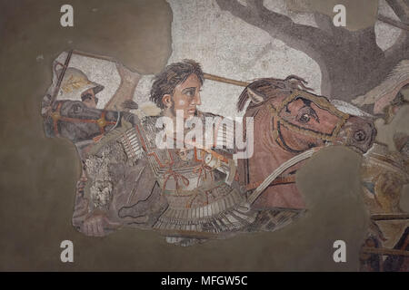 Alessandro il Grande raffigurati in mosaico Alexander dalla Casa del Fauno (Casa del Fauno) a Pompei, ora esposti nel Museo Archeologico Nazionale (Museo Archeologico Nazionale di Napoli) in Napoli, campania, Italy. Alessandro il Grande è raffigurato di attaccare il carro del re Dario durante una delle battaglie decisive nella conquista dell'Oriente, probabilmente la battaglia di Isso (333 BC), la battaglia del fiume Granicus (334 BC) o la Battaglia di Gaugamela (331 BC). Foto Stock