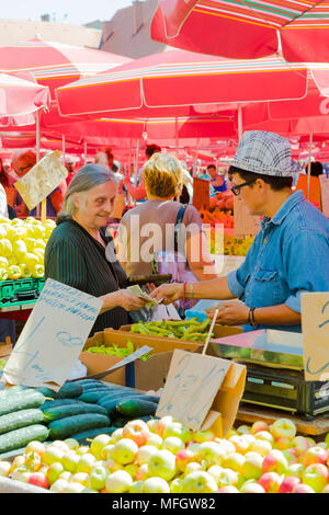 Fornitore del mercato in Dolac, piazza del mercato, Zagabria, Croazia, Europa Foto Stock