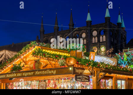 Mercatino di Natale in piazza del municipio al crepuscolo, Lubecca, Schleswig-Holstein, Germania, Europa Foto Stock