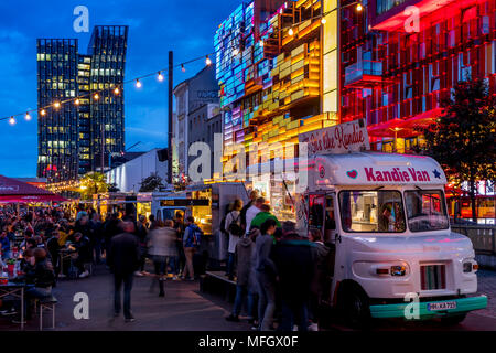 Carrello Food festival presso il vicino Spielbudenplatz Reeperbahn al crepuscolo, Amburgo, Germania, Europa Foto Stock