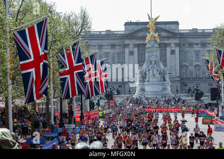 Guide di scorrimento della massa gara durante la Vergine denaro maratona di Londra a Londra in Inghilterra il 22 aprile 2018. Foto Stock