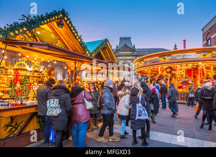 Mercatino di Natale si spegne al Mercato di Natale, Millennium Square, Leeds, Yorkshire, Inghilterra, Regno Unito, Europa Foto Stock