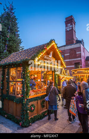 Vista dei visitatori e mercatino di Natale si spegne al Mercato di Natale, Millennium Square, Leeds, Yorkshire, Inghilterra, Regno Unito, Europa Foto Stock