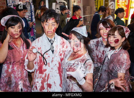 Medici e infermieri costumi zombie alla festa di Halloween in Shibuya, Tokyo, Giappone, Asia Foto Stock