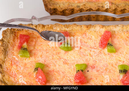 Aggiunta di sciroppo alla deliziosa crostata di pompelmo closeup. Macro. Foto può essere usato come un intero sfondo. Foto Stock