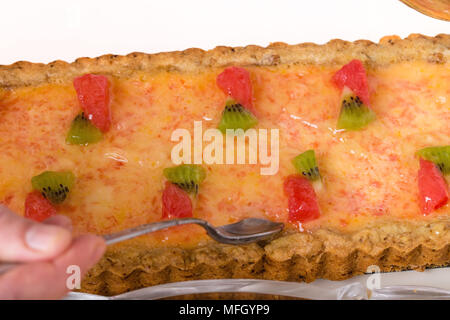 Aggiunta di sciroppo alla deliziosa crostata di pompelmo closeup. Macro. Foto può essere usato come un intero sfondo. Foto Stock