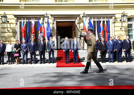 Varsavia, Polonia. Xxv Aprile, 2018. Primo ministro slovacco Peter pellegrini arrivati per la visita ufficiale al Primo Ministro polacco Mateusz Morawiecki a Varsavia. Credito: Jakob Ratz/Pacific Press/Alamy Live News Foto Stock