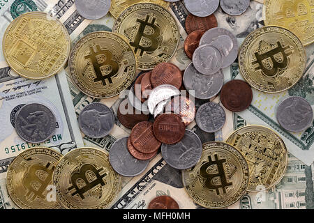 Virtual cryptocurrency denaro Bitcoin dorata sulla moneta degli Stati Uniti Stati Uniti venti dollari ($20) con le facce del Presidente Andrew Jackson e noi le monete Foto Stock