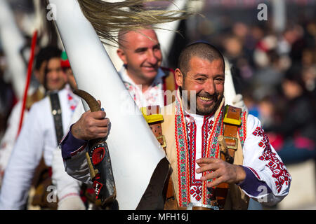 Pernik, Bulgaria - 28 Gennaio 2018: i partecipanti prendono parte al Festival Internazionale di giochi Masquerade Surva. Il festival promuove variazioni o Foto Stock