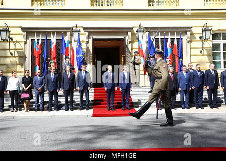 Varsavia, Polonia. Xxv Aprile, 2018. Primo ministro slovacco Peter pellegrini arrivati per la visita ufficiale al Primo Ministro polacco Mateusz Morawiecki a Varsavia. Credito: Jakob Ratz/Pacific Press/Alamy Live News Foto Stock