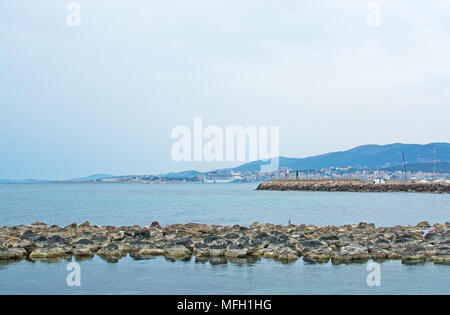 MOLINAR, MALLORCA, Spagna - 25 Aprile 2018: traghetto nel porto di Palma da Molinar su un nuvoloso giorno di aprile 25, 2018 in Molinar, Mallorca, Spagna. Foto Stock