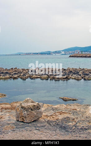 MOLINAR, MALLORCA, Spagna - 25 Aprile 2018: traghetto nel porto di Palma da Molinar su un nuvoloso giorno di aprile 25, 2018 in Molinar, Mallorca, Spagna. Foto Stock