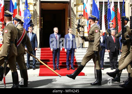 Varsavia, Polonia. Xxv Aprile, 2018. Primo ministro slovacco Peter pellegrini arrivati per la visita ufficiale al Primo Ministro polacco Mateusz Morawiecki a Varsavia. Credito: Jakob Ratz/Pacific Press/Alamy Live News Foto Stock