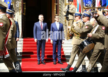 Varsavia, Polonia. Xxv Aprile, 2018. Primo ministro slovacco Peter pellegrini arrivati per la visita ufficiale al Primo Ministro polacco Mateusz Morawiecki a Varsavia. Credito: Jakob Ratz/Pacific Press/Alamy Live News Foto Stock