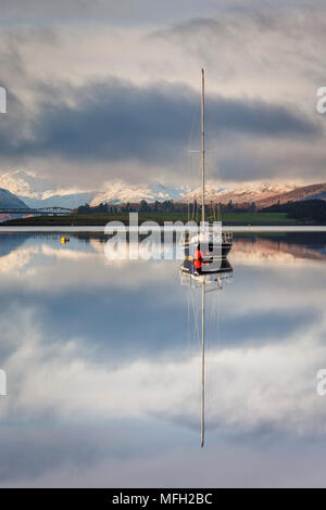 Le acque ancora di Loch Leven vicino a Ballachulish su un inverno mattina, Glencoe, Highlands scozzesi, Scotland, Regno Unito, Europa. Foto Stock