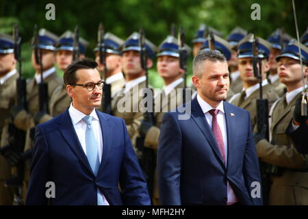 Varsavia, Polonia. Xxv Aprile, 2018. Primo ministro slovacco Peter pellegrini arrivati per la visita ufficiale al Primo Ministro polacco Mateusz Morawiecki a Varsavia. Credito: Jakob Ratz/Pacific Press/Alamy Live News Foto Stock