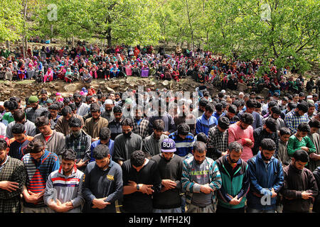 Srinagar, India. Xxv Aprile, 2018. Di persone ai funerali di Ishfaq Ahmad un ribelle locale nel sud del Kashmir Handura alcuni 45 chilometri da Srinagar la capitale estiva di Indiano Kashmir amministrato il 25 aprile 2018. Sei persone di cui quattro ribelli e due forze personale erano stati uccisi durante la pistola-battaglia nella zona della foresta del sud del Kashmir f o lle, la polizia ha detto. Credito: Faisal Khan/Pacific Press/Alamy Live News Foto Stock