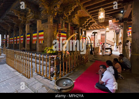 Vista orizzontale del santuario inferiore all'interno del tempio della Sacra Reliquia del Dente di Kandy, Sri Lanka. Foto Stock