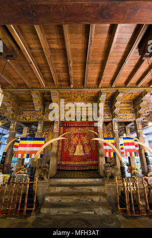 Vista verticale del legno e del santuario inferiore all'interno del tempio della Sacra Reliquia del Dente di Kandy, Sri Lanka. Foto Stock