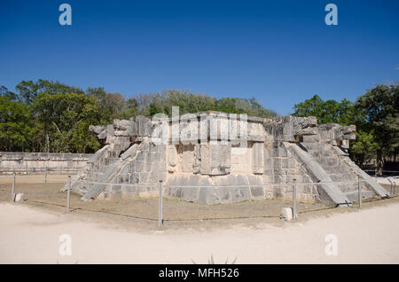 Una notevole struttura a maya sito archeologico Foto Stock