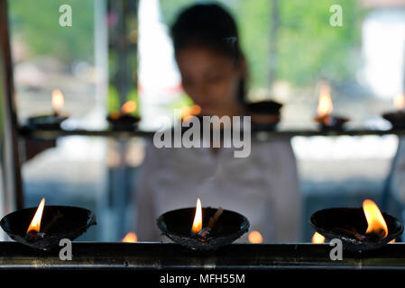 Vista orizzontale di una argilla tradizionale lampada ad olio in Kandy, Sri Lanka. Foto Stock