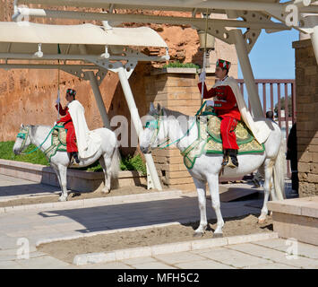 Guardia reale presso il cancello alla Torre Hassan ed il Mausoleo di Mohammed V, Rabat, Marocco Foto Stock