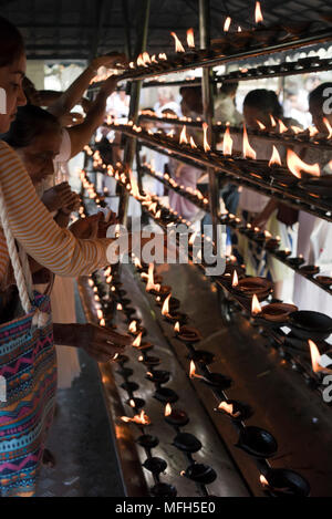 Vista verticale delle tradizionali lampade ad olio la masterizzazione, Kandy, Sri Lanka. Foto Stock