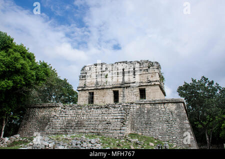 Una notevole struttura a maya sito archeologico Foto Stock