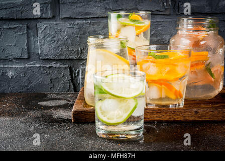 Estate salutari cocktail, set di vari agrumi acque infusa, limonate o mojito, con calce arancione di limone succo di pompelmo, la dieta detox di bevande in diff Foto Stock