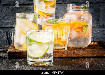 Estate salutari cocktail, set di vari agrumi acque infusa, limonate o mojito, con calce arancione di limone succo di pompelmo, la dieta detox di bevande in diff Foto Stock