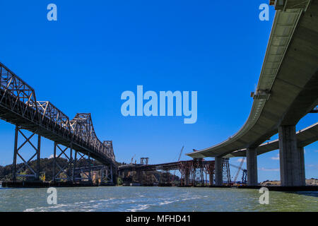 Vecchie e nuove tratte di San Francisco Oakland Bay Bridge durante la fase di costruzione Foto Stock
