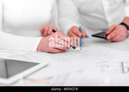 I dipendenti a lavorare su progetti o piani di ingegneria in ufficio. Engineering. Foto Stock